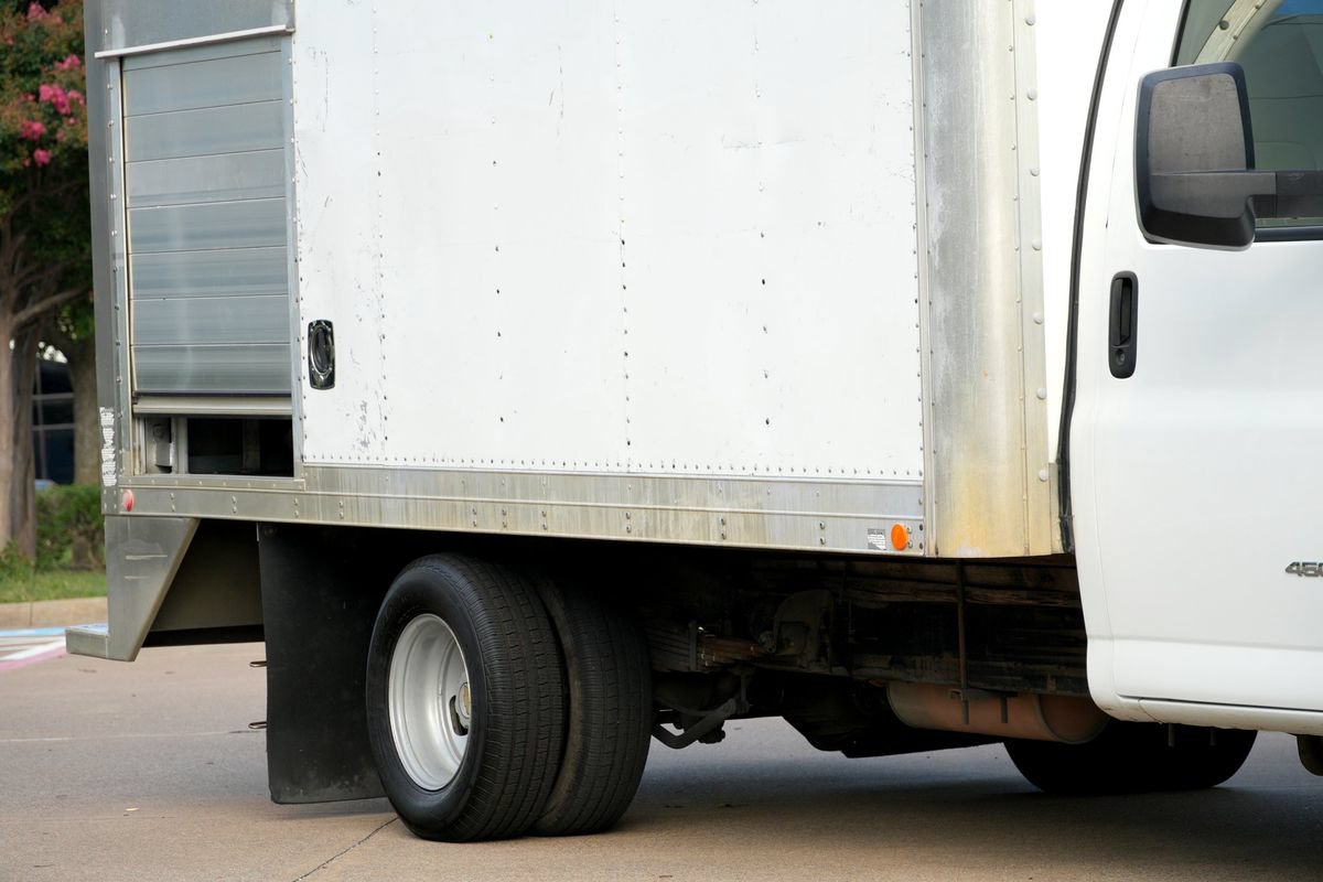 Used 2015 Chevrolet Express 4500 RWD image 19