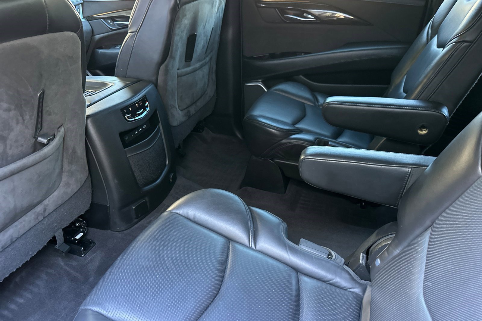 Used 2020 Cadillac Escalade ESV Platinum image 29