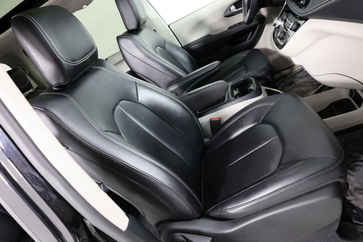 Used 2024 Chrysler Pacifica Touring-L image 40