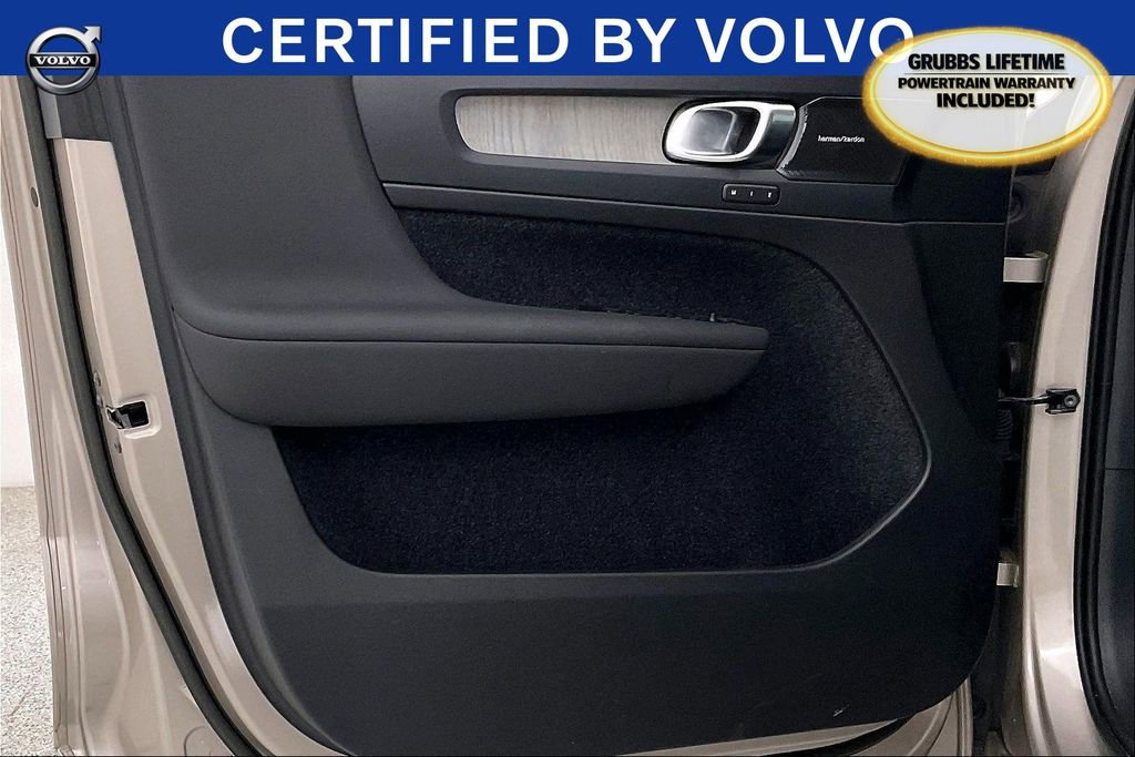 Used 2023 Volvo XC40 B4 Plus image 21