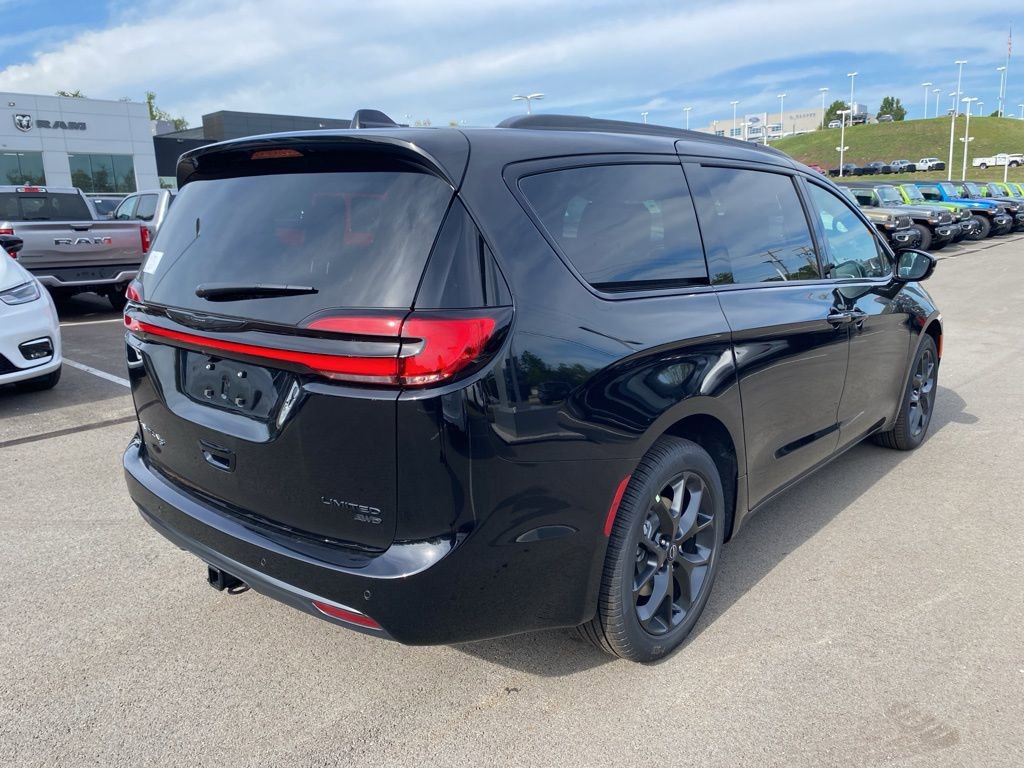 New 2026 Chrysler Pacifica Limited w/ S Appearance Package image 3