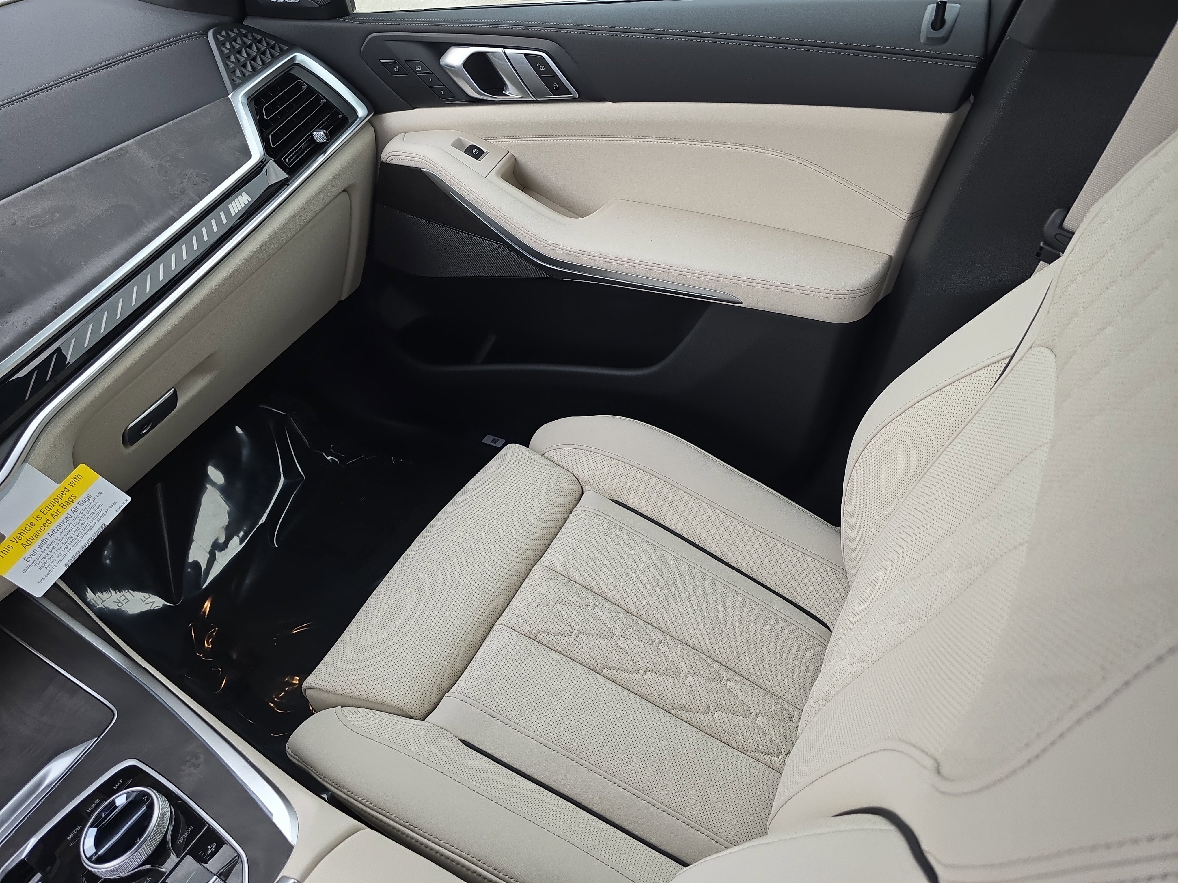 New 2026 BMW X7 M60i image 16