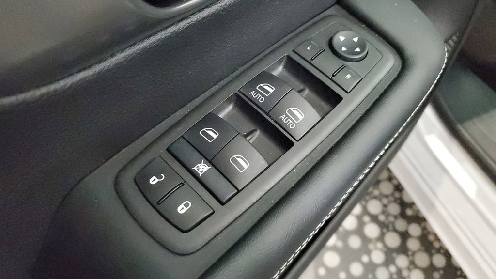Used 2025 Chrysler Voyager LX image 20