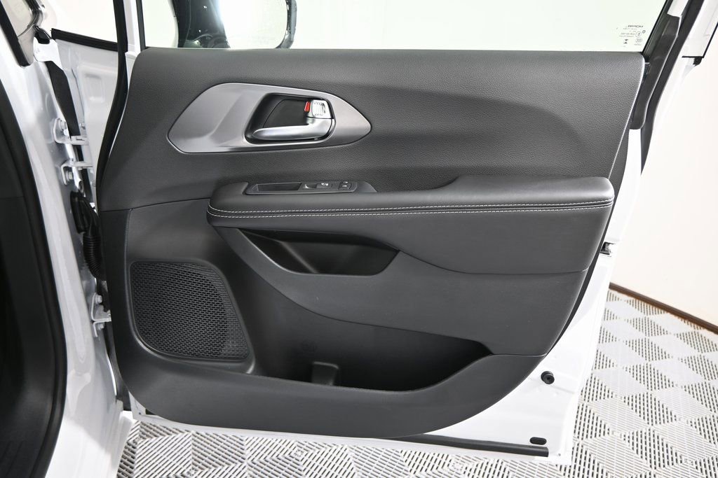New 2026 Chrysler Pacifica Select image 12