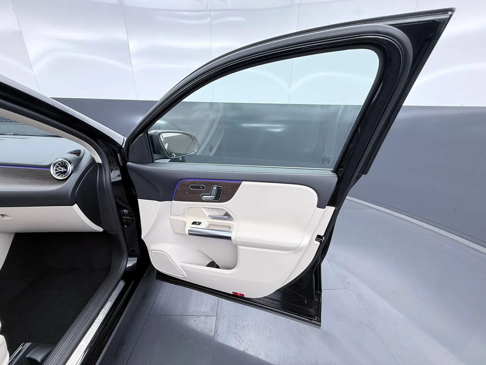 Used 2021 Mercedes-Benz GLA 250 4MATIC w/ Premium Package image 18