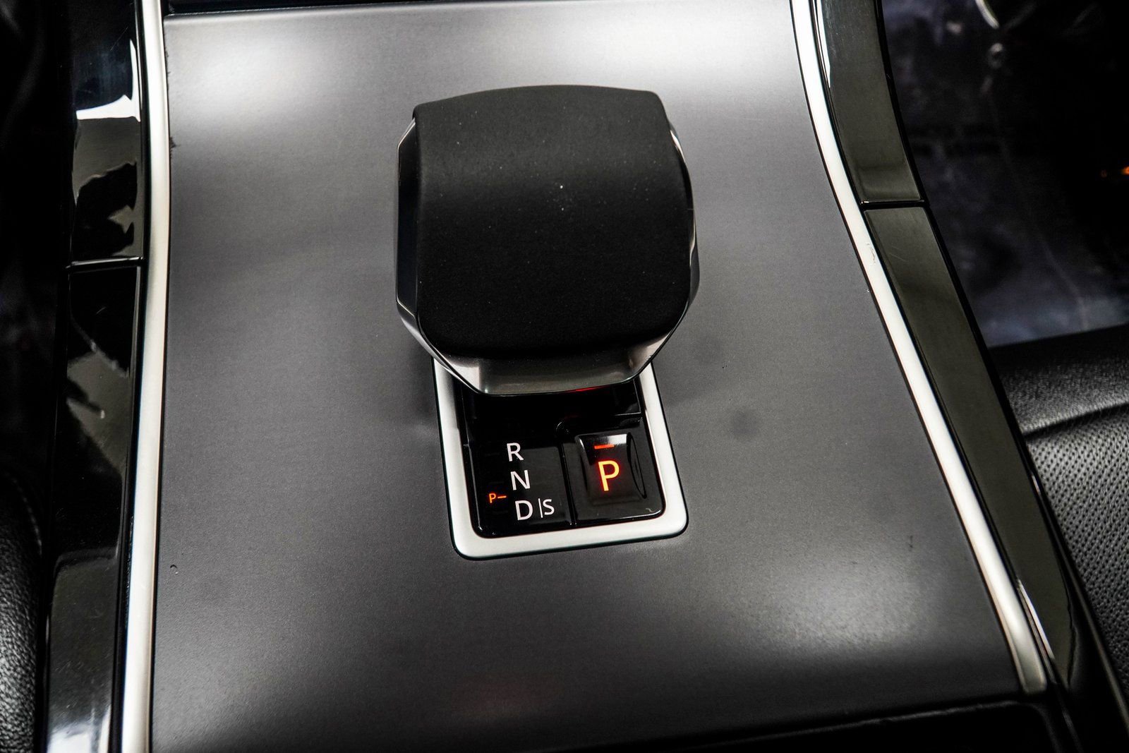 Used 2024 Land Rover Range Rover Evoque Dynamic SE image 19