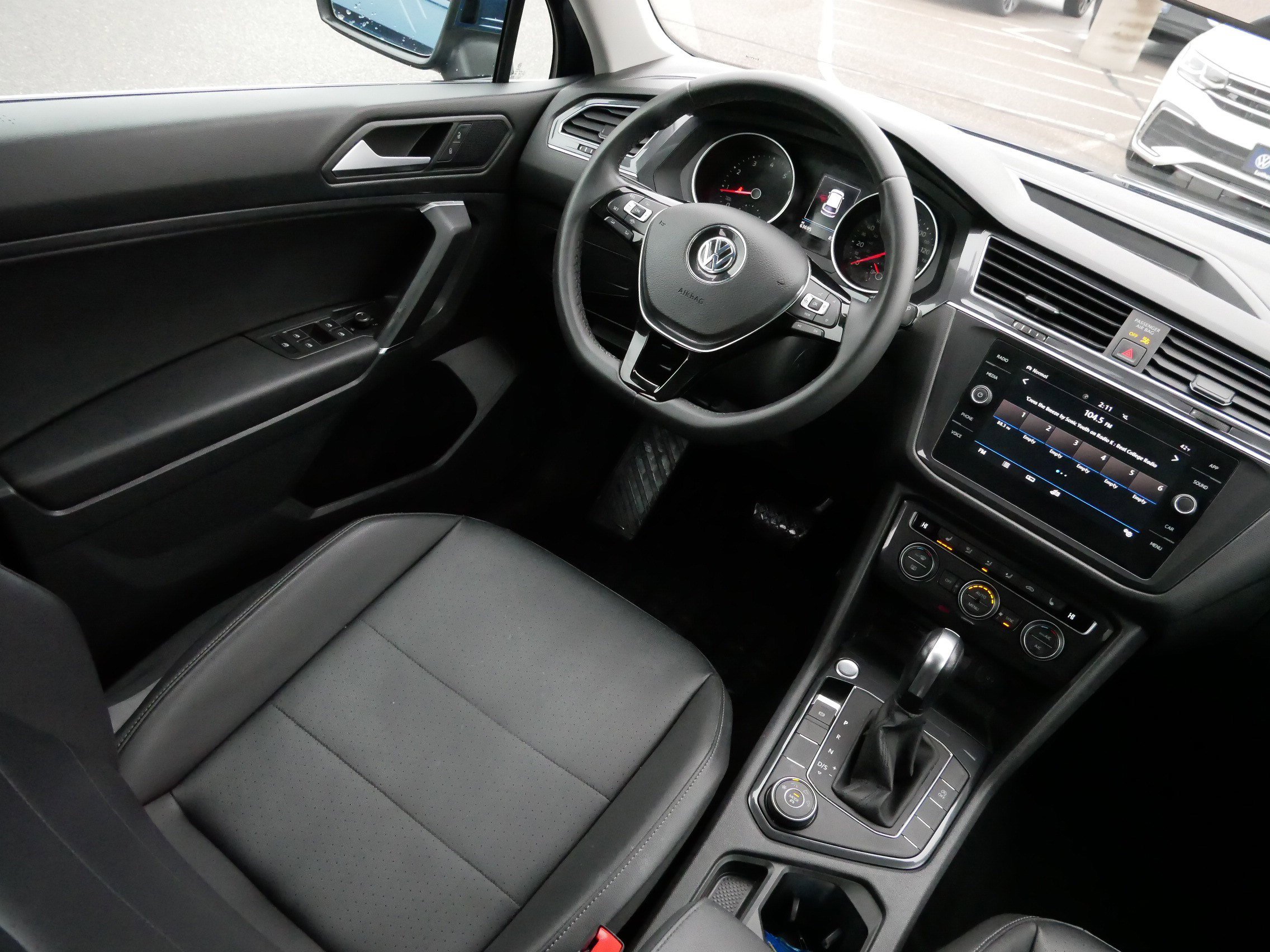 Certified 2020 Volkswagen Tiguan SE w/ Panoramic Sunroof Package image 9