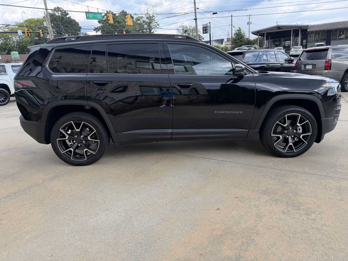 Used 2026 Jeep Cherokee Overland w/ Trailer Tow Group AWD/4WD image 5