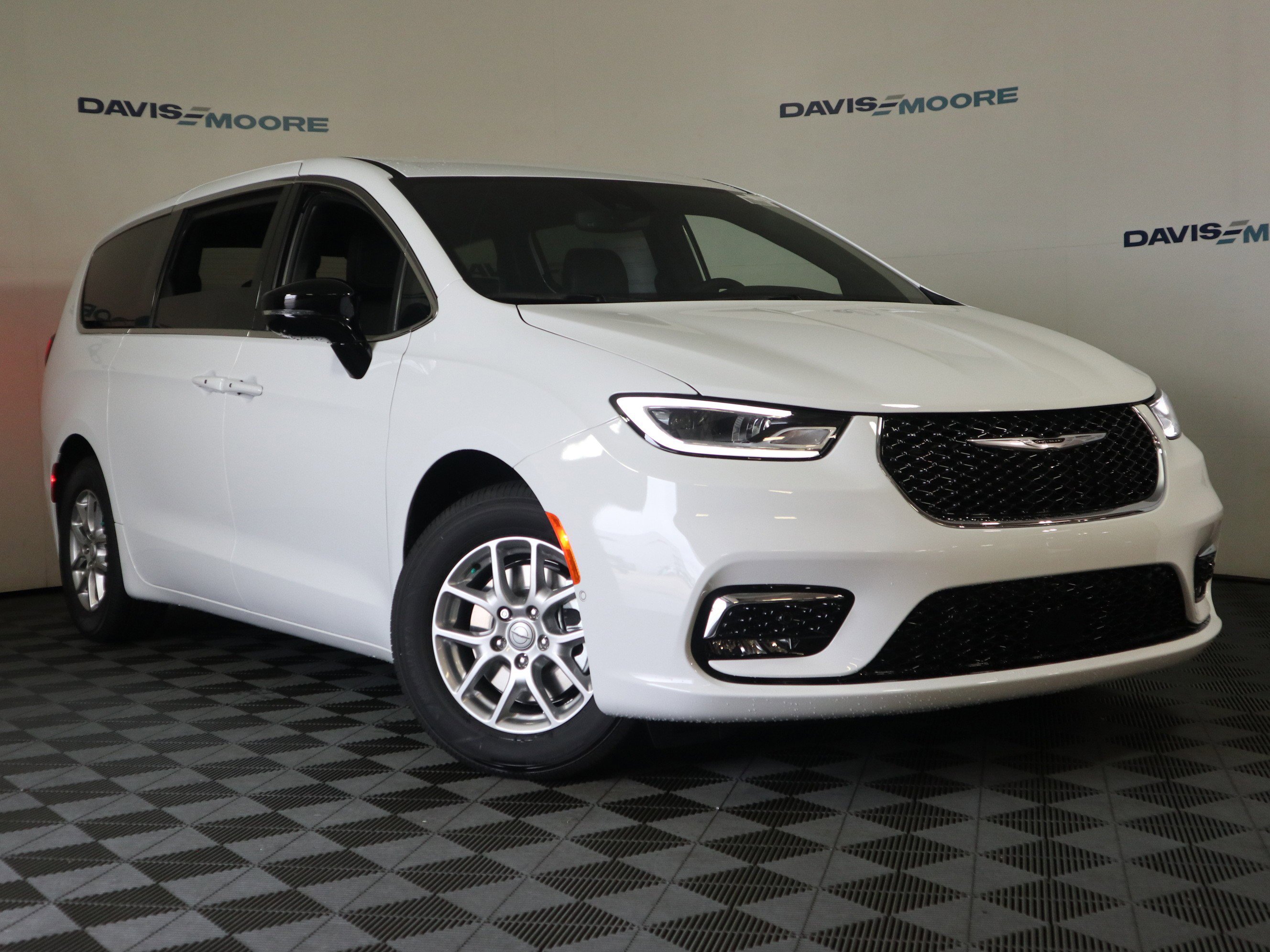 New 2026 Chrysler Pacifica Select image 2