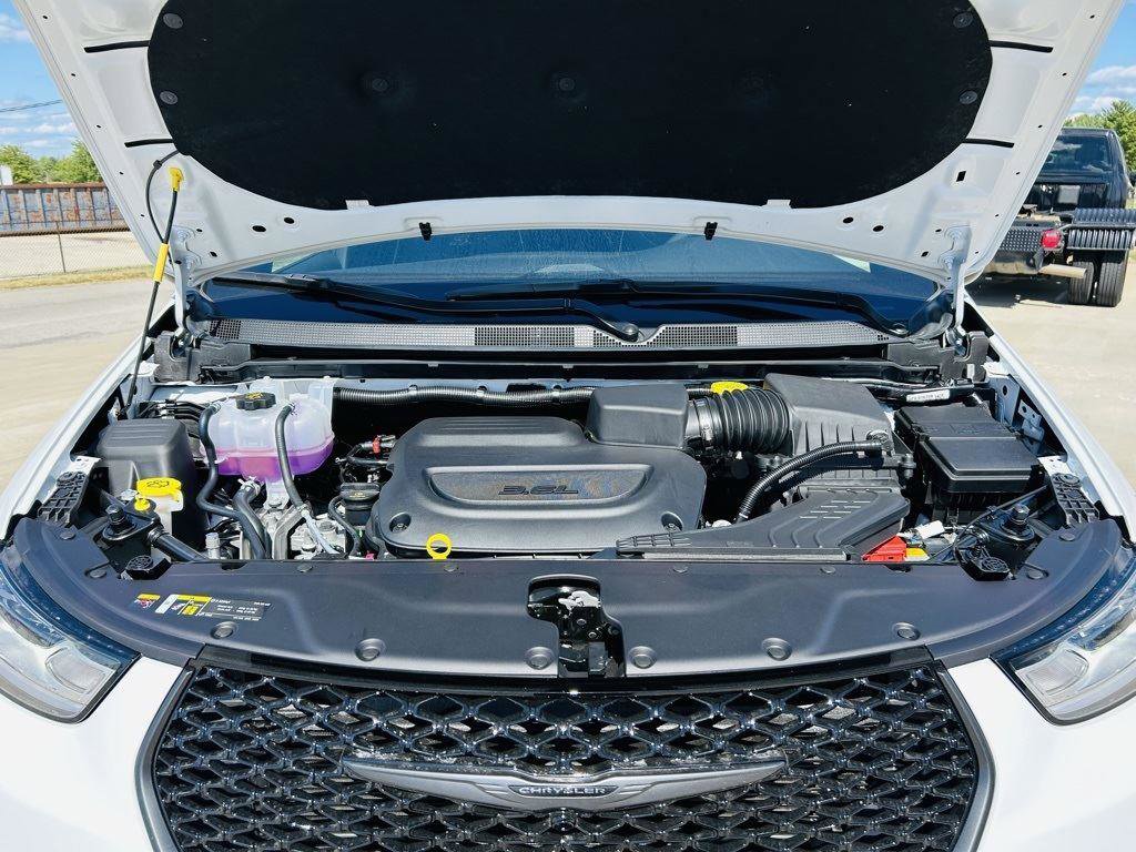 New 2026 Chrysler Pacifica Limited w/ Uconnect Theater Family Group image 53