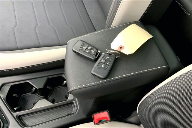 Certified 2025 Volkswagen Taos SE w/ Panoramic Sunroof Package image 11