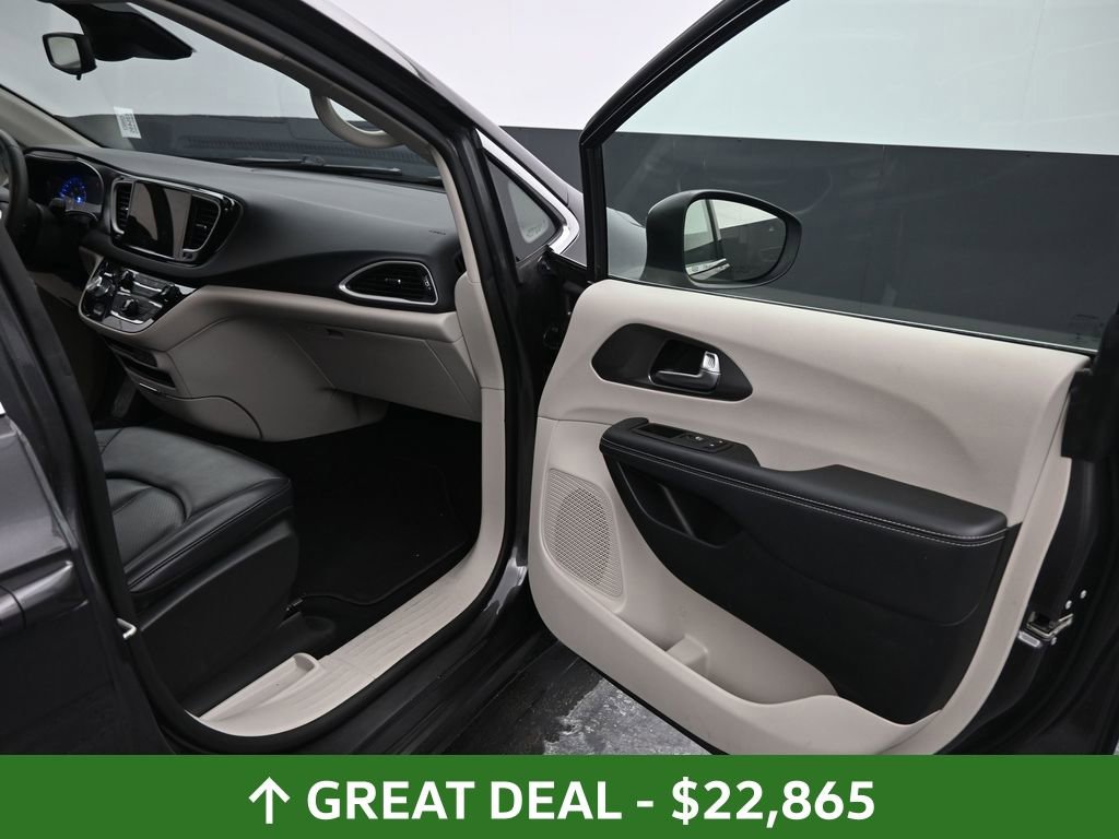 Used 2023 Chrysler Pacifica Touring-L image 20