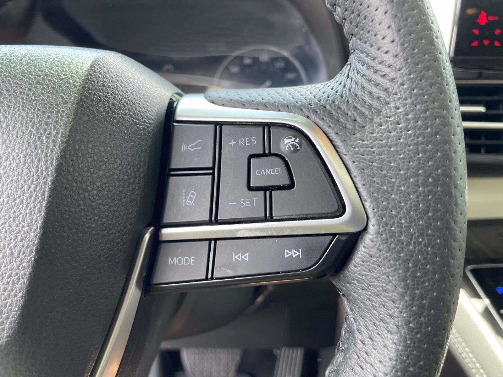 Used 2023 Toyota Sienna Limited FWD image 9