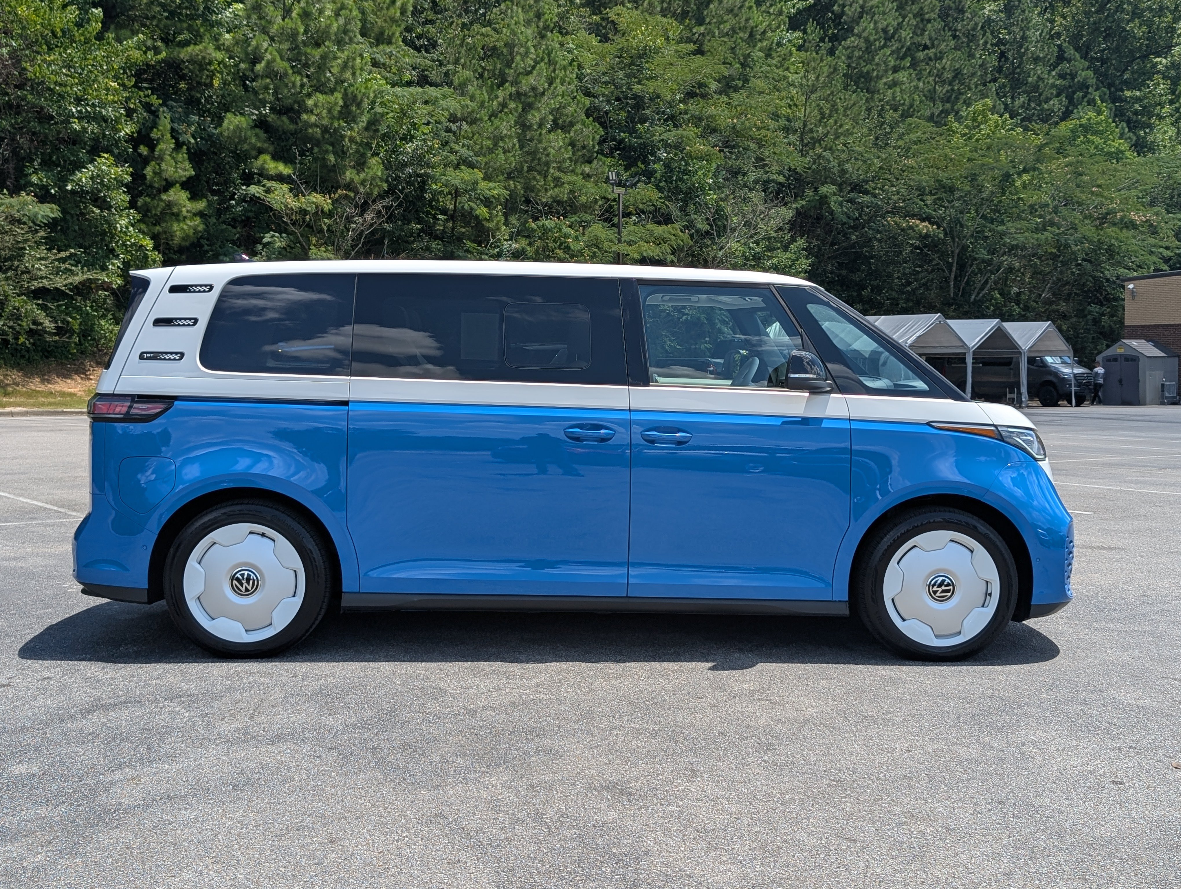 Used 2025 Volkswagen ID. Buzz Pro S Plus RWD image 10