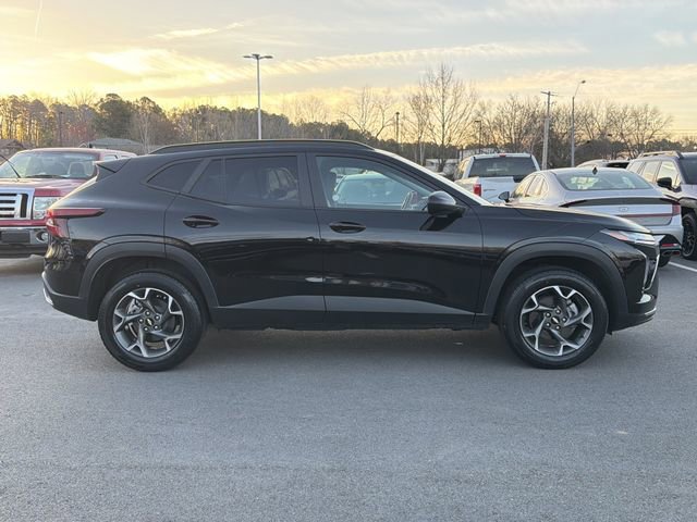 Used 2024 Chevrolet Trax LT image 2