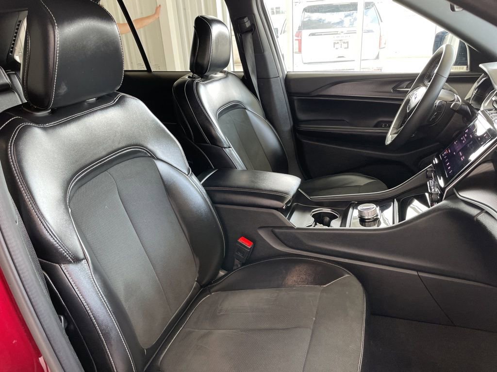 Used 2025 Jeep Grand Cherokee Altitude AWD/4WD image 16