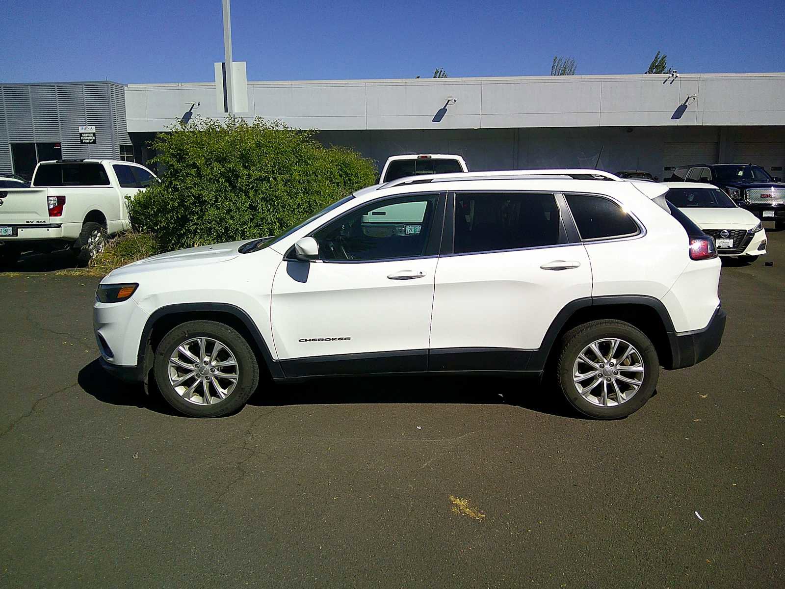 Used 2019 Jeep Cherokee Latitude w/ Popular Appearance Group FWD image 2