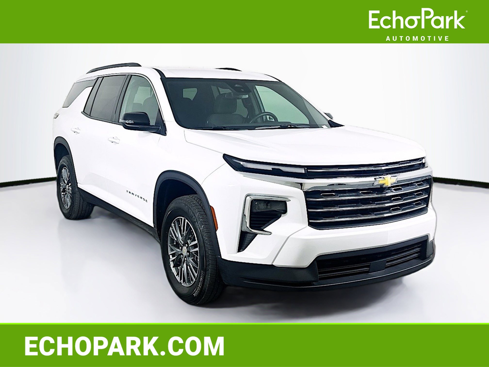 Used 2025 Chevrolet Traverse LT image 1