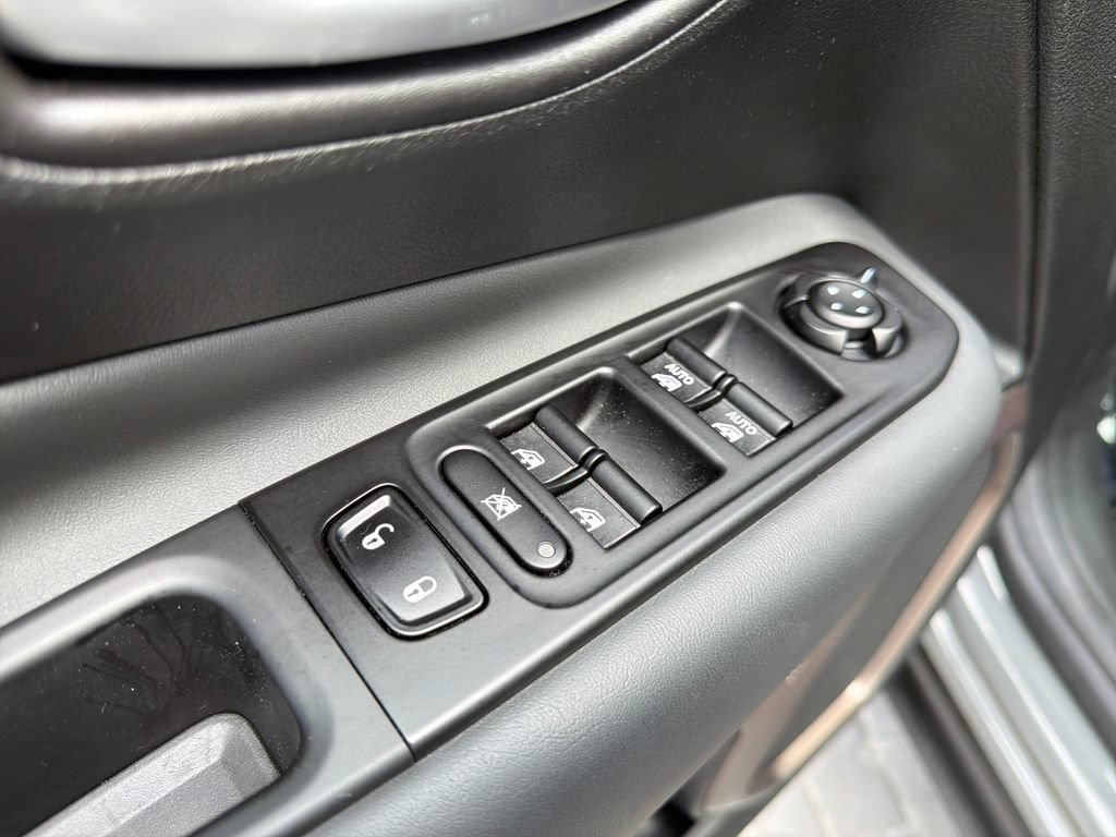Used 2023 Jeep Renegade Latitude AWD/4WD image 11