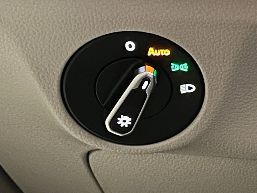 Used 2021 Volkswagen Jetta SE w/ SE Cold Weather Package image 14