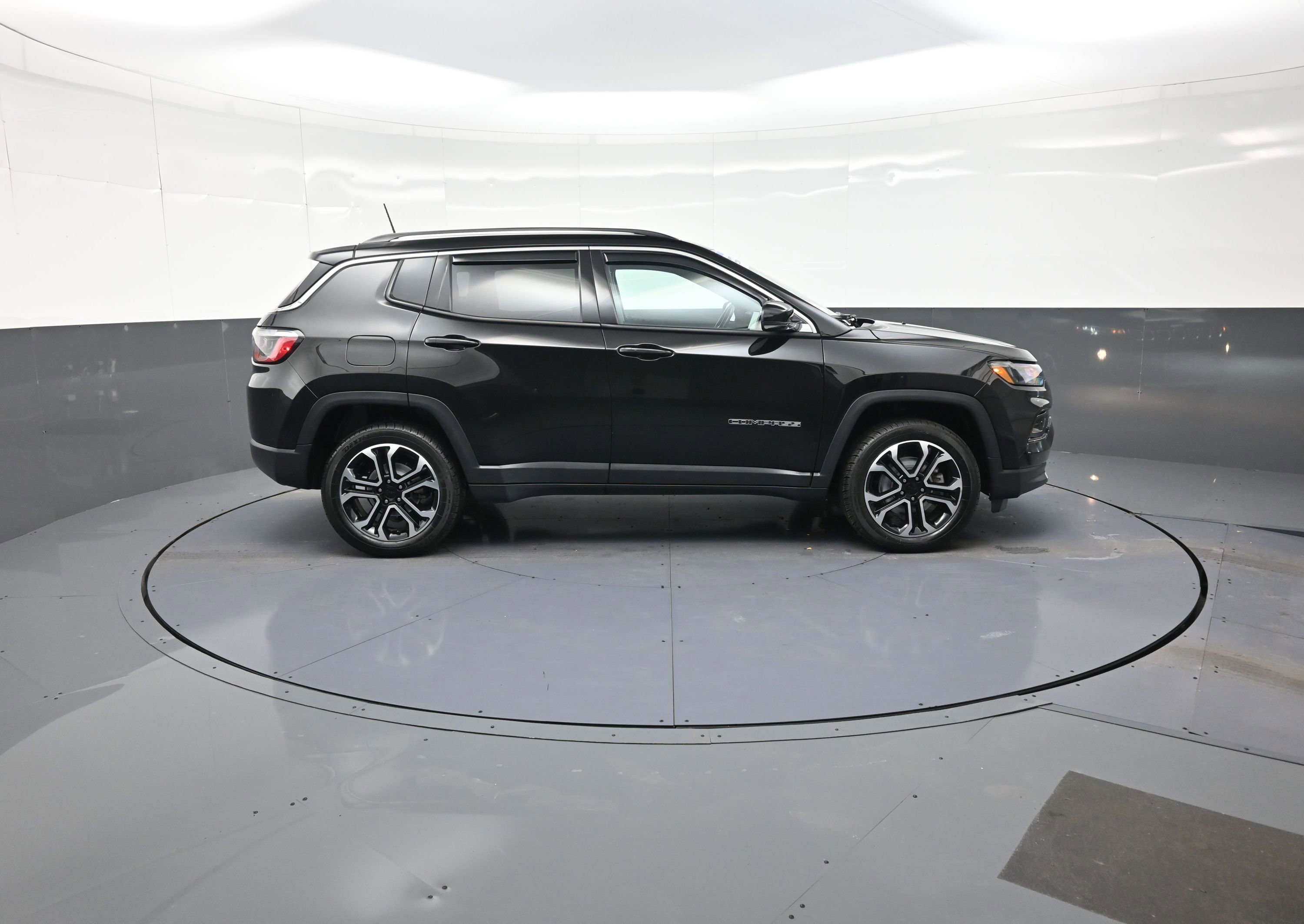 Used 2022 Jeep Compass Limited image 2