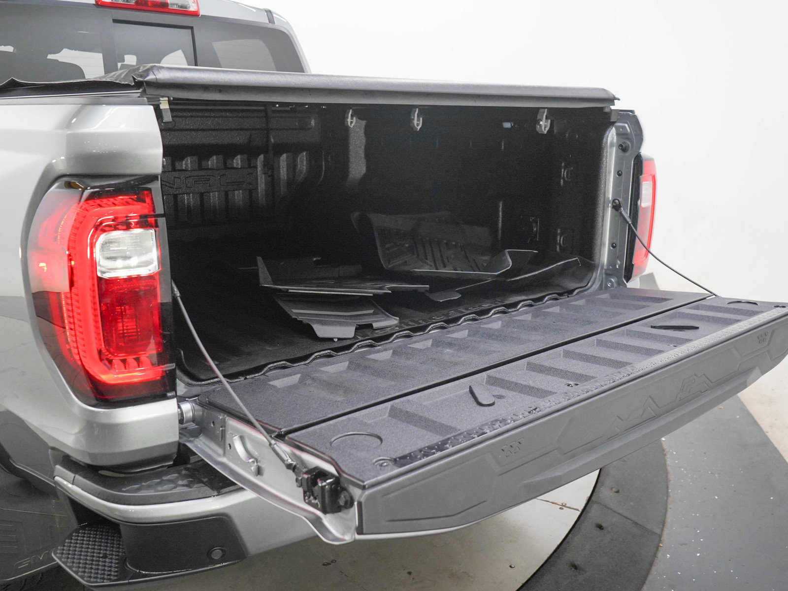 Used 2024 GMC Canyon Denali AWD/4WD image 9