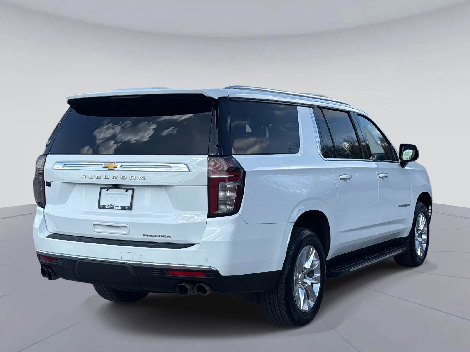 Used 2023 Chevrolet Suburban Premier image 4