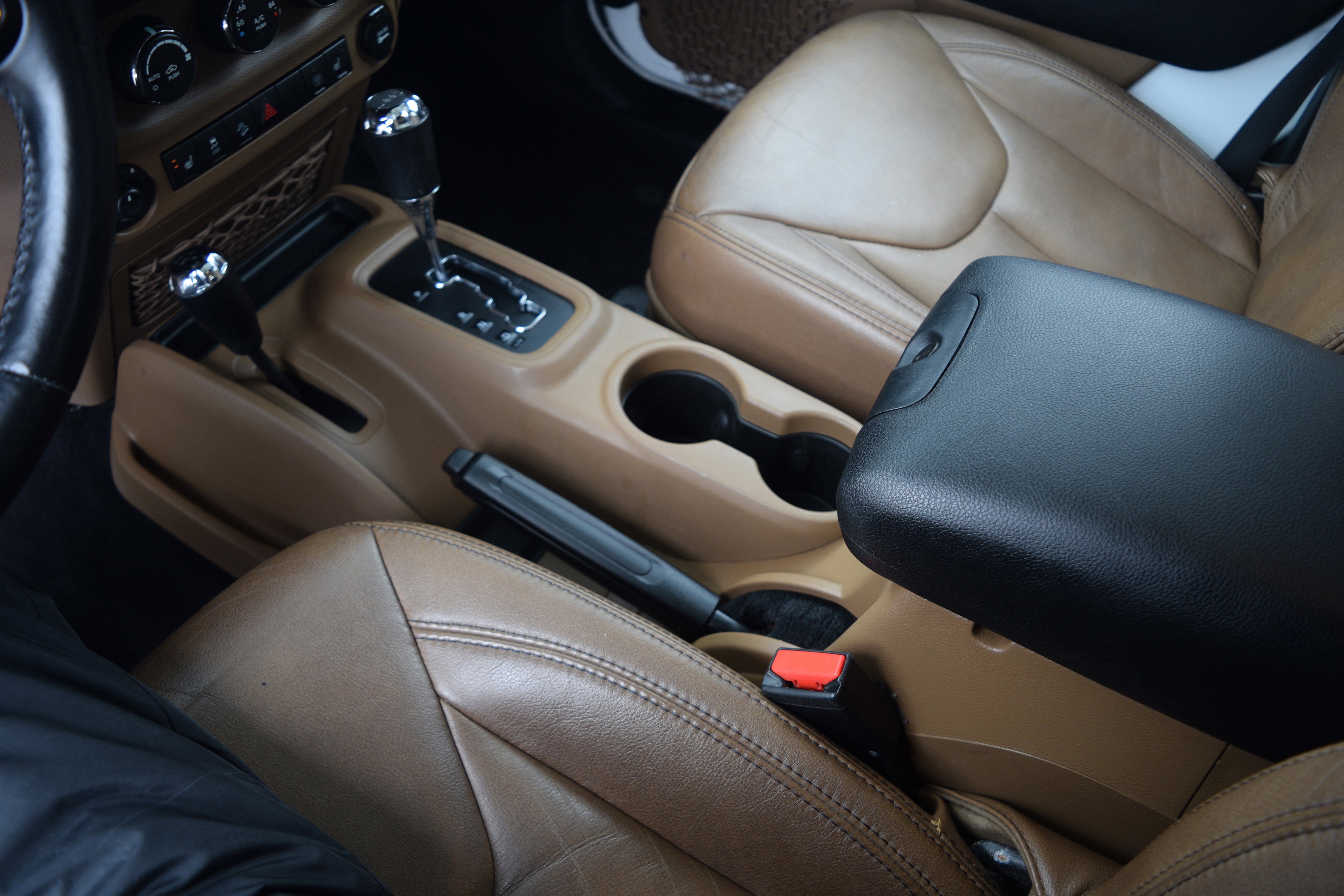 Used 2014 Jeep Wrangler Unlimited Sahara w/ Connectivity Group image 11