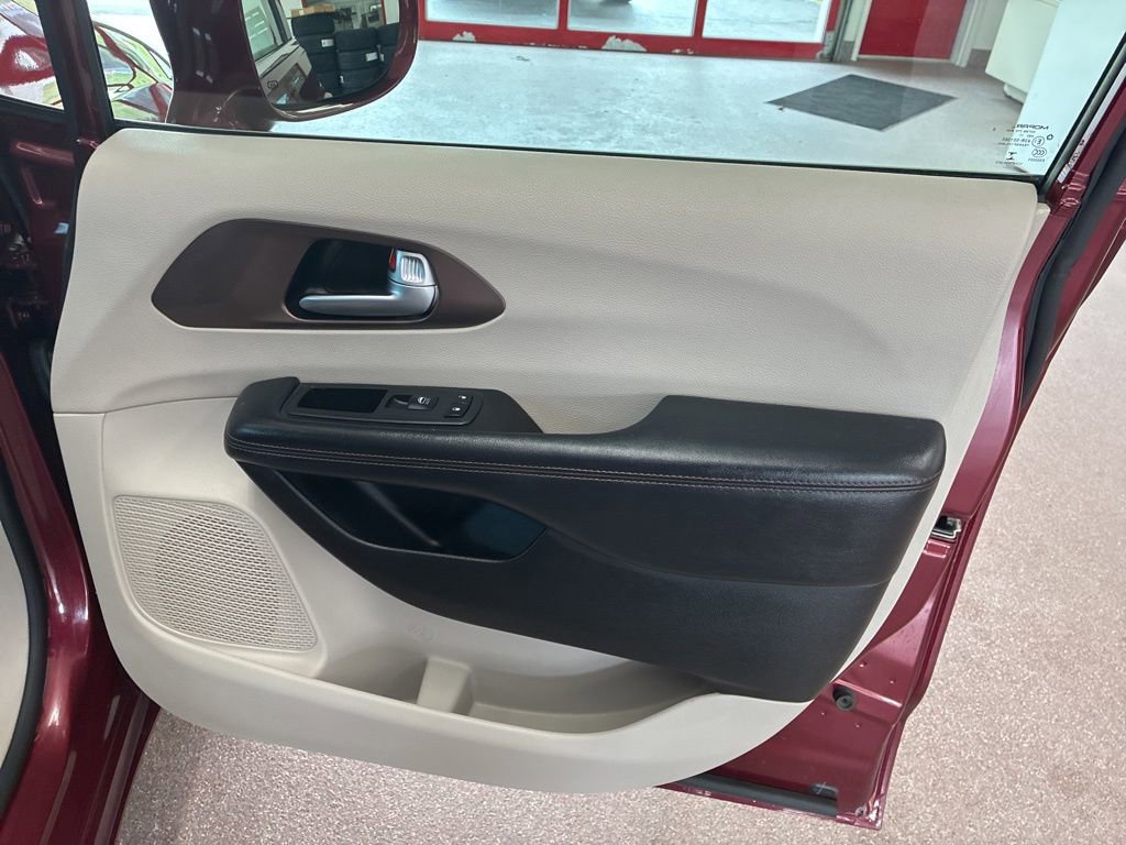 Used 2018 Chrysler Pacifica Touring-L Plus FWD image 41