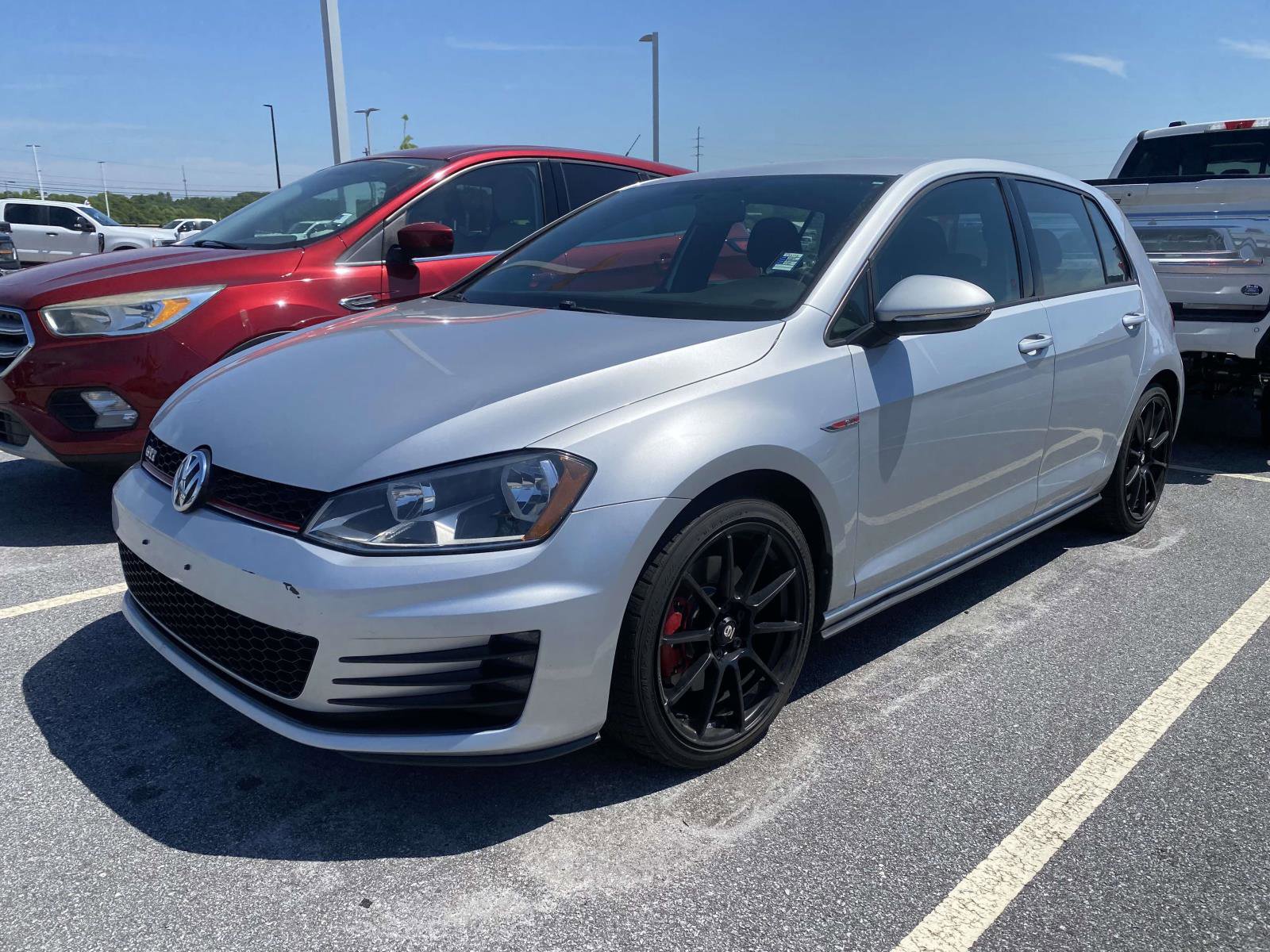 Used 2016 Volkswagen Golf 4-Door FWD image 3