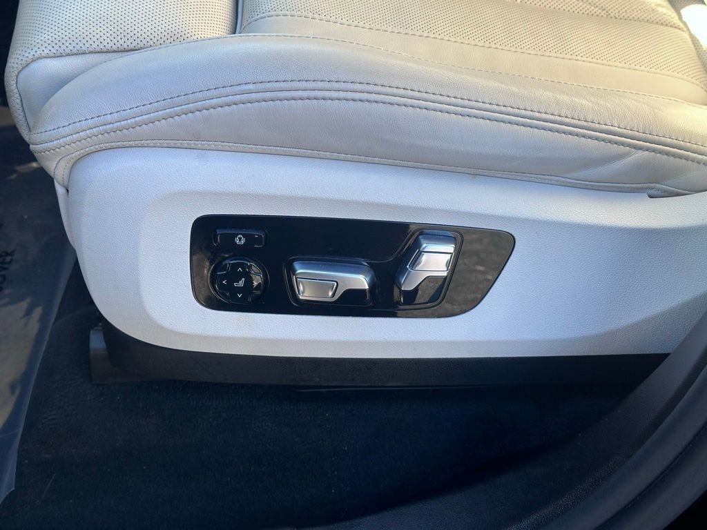 Used 2024 BMW X7 M60i w/ Climate Comfort Package image 14