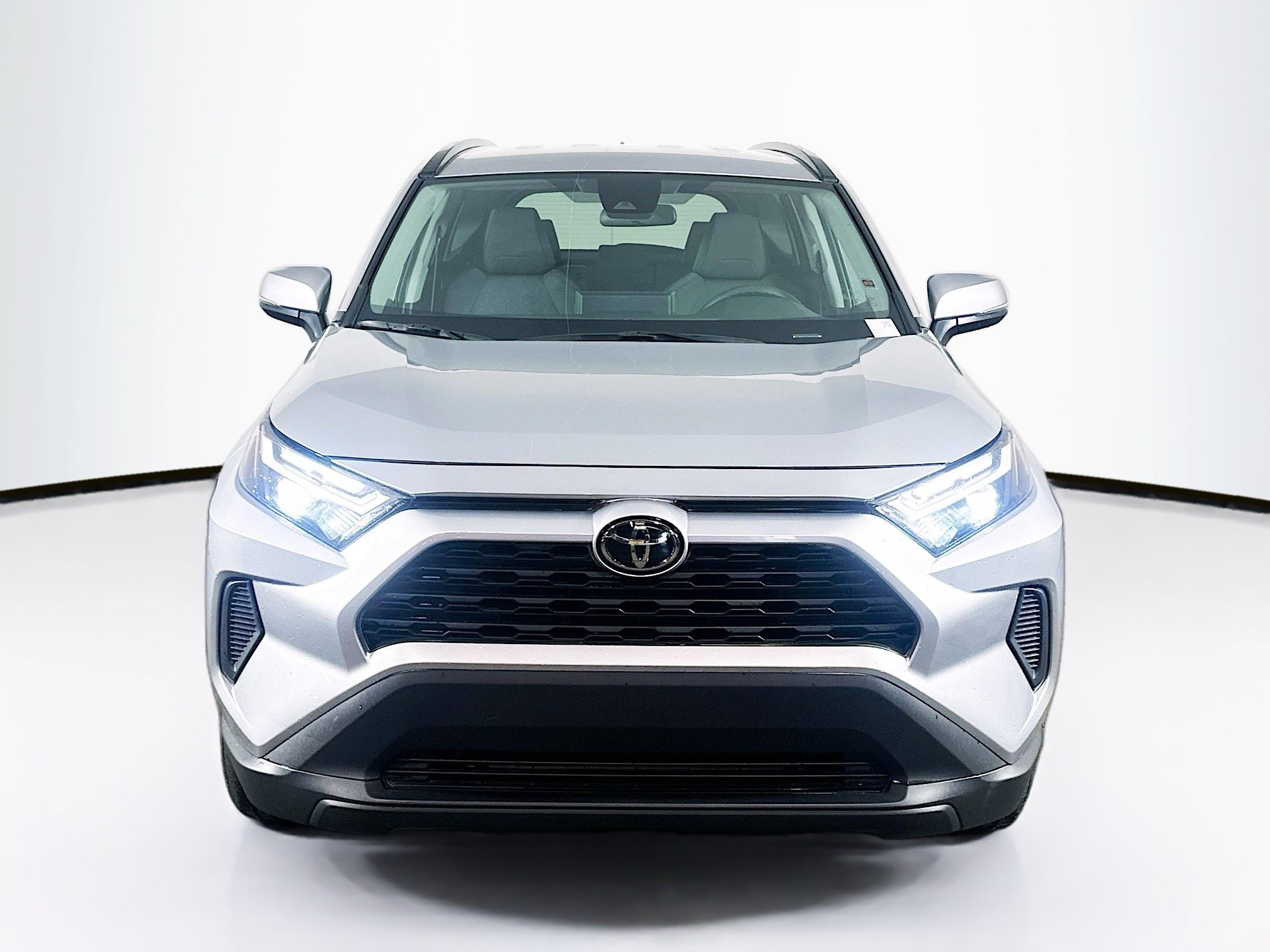Used 2025 Toyota RAV4 XLE FWD image 2