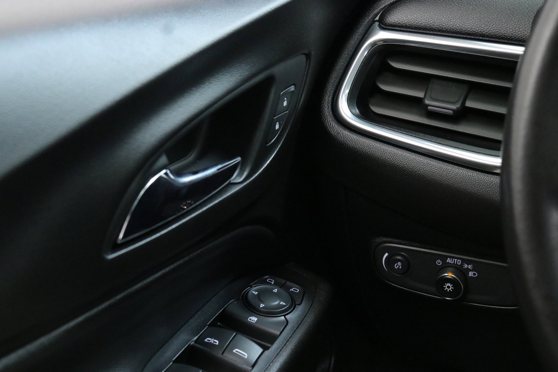 Used 2019 Chevrolet Equinox LT image 16