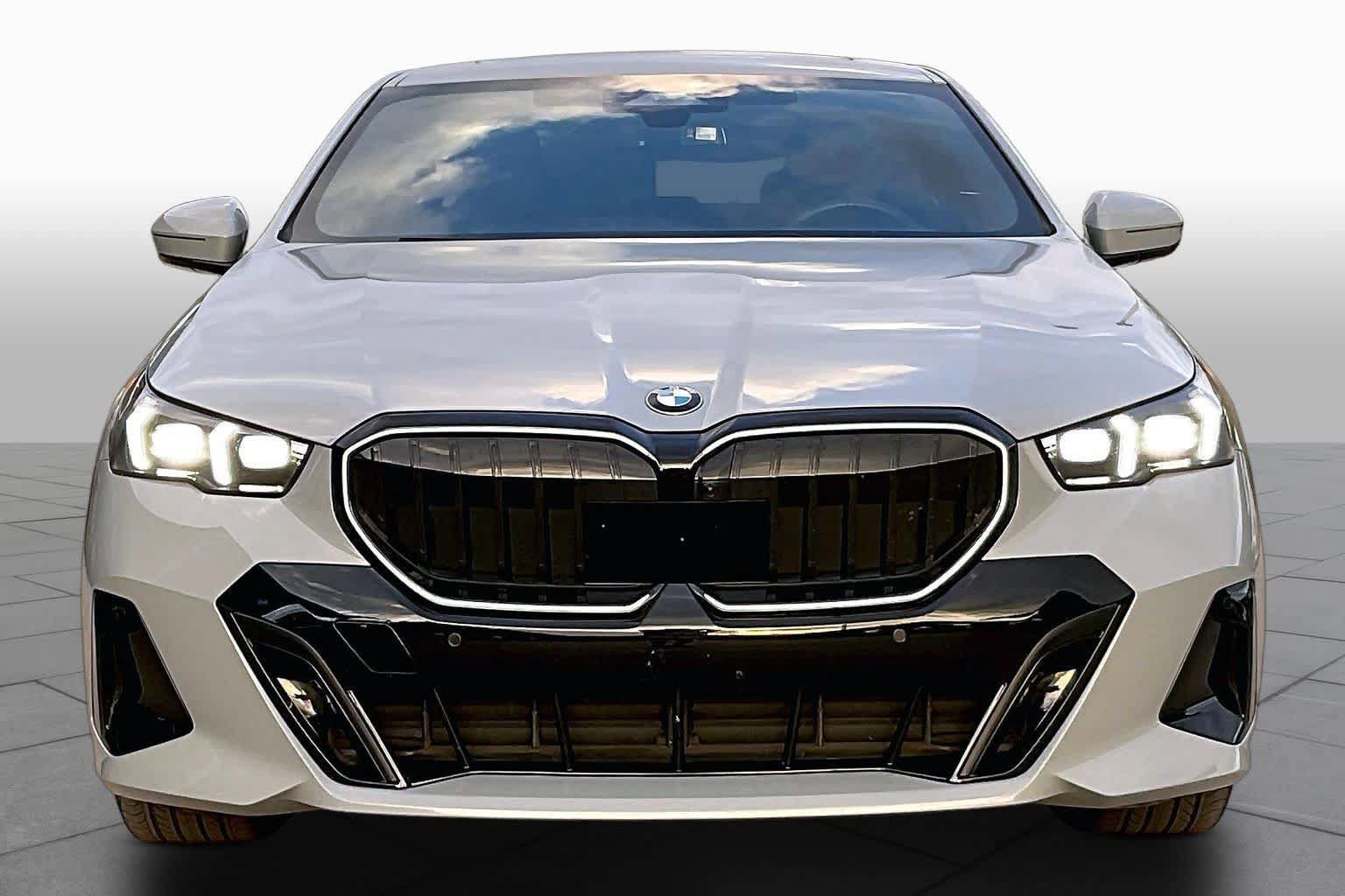 Used 2024 BMW 540i xDrive w/ Premium Package AWD/4WD image 4