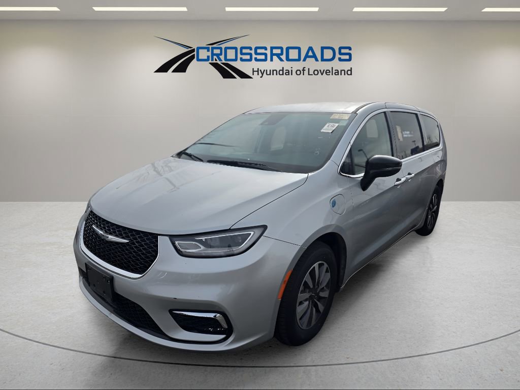 Used 2024 Chrysler Pacifica Select image 2