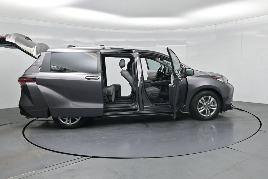 Used 2021 Toyota Sienna Limited FWD image 3