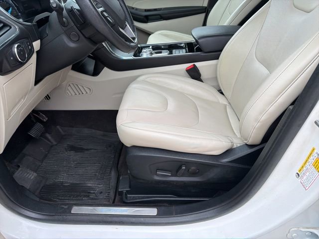 Used 2020 Ford Edge Titanium w/ Equipment Group 301A AWD/4WD image 19
