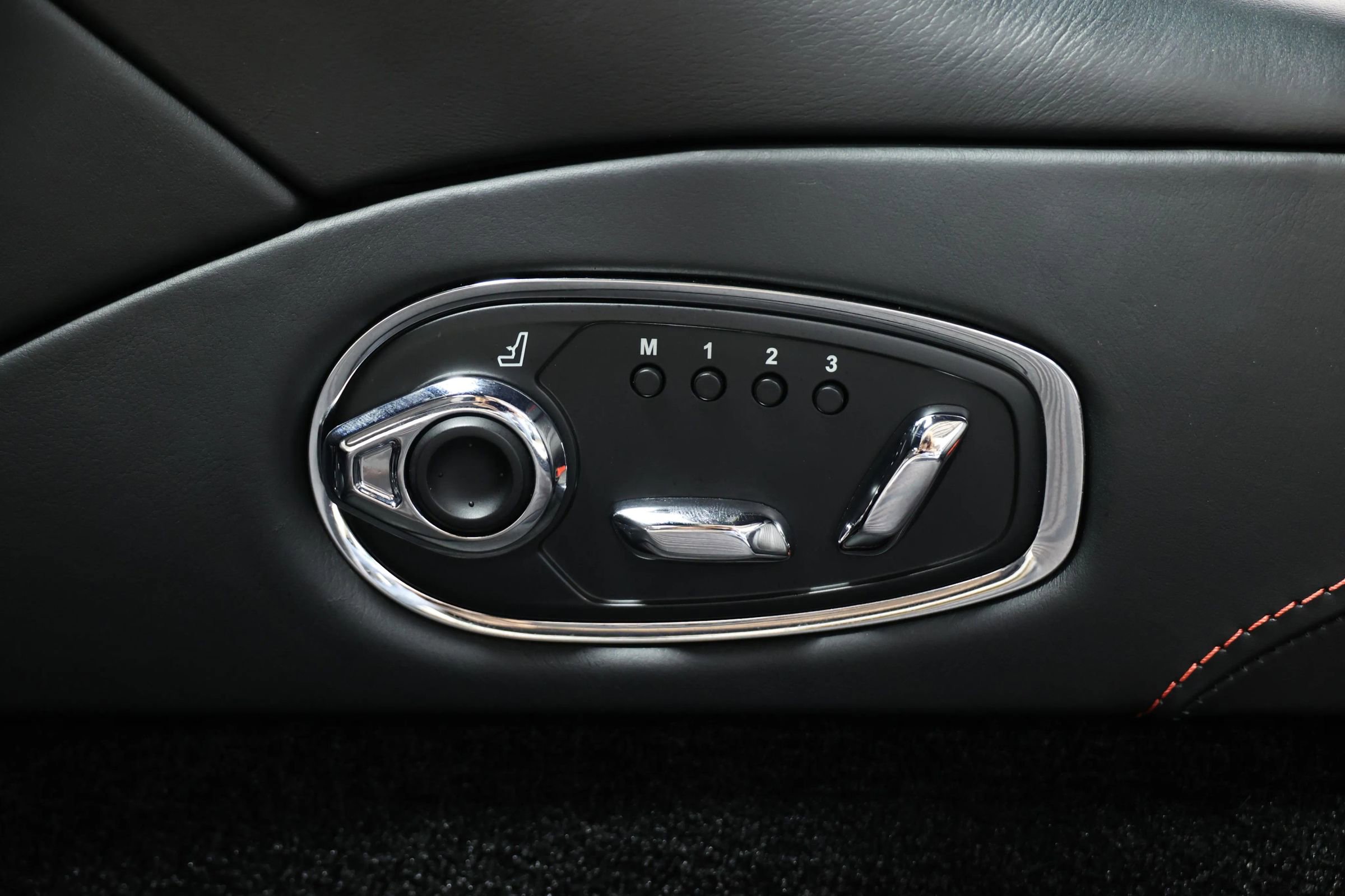 Used 2018 Aston Martin DB11 Coupe image 18