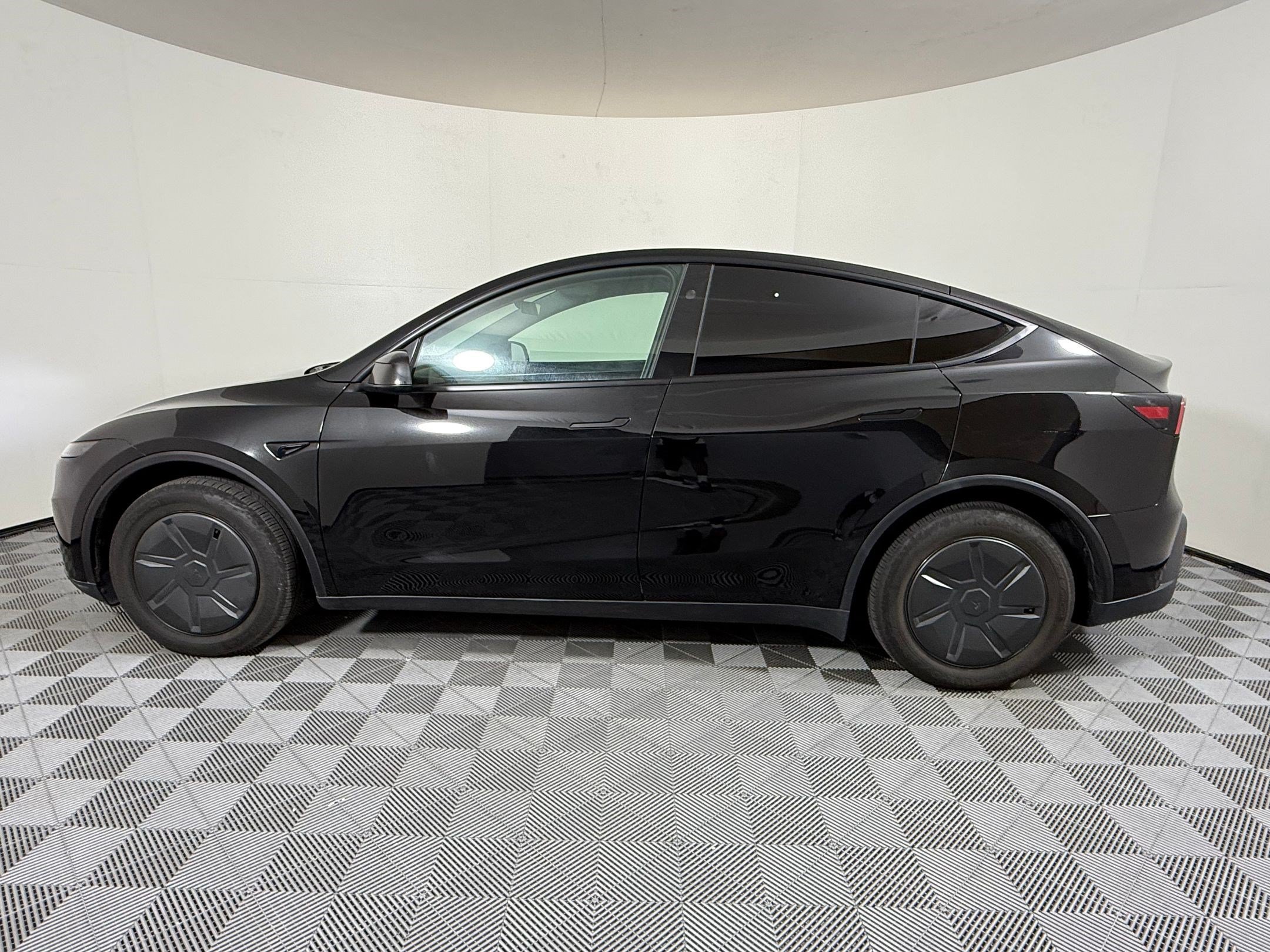 Used 2026 Tesla Model Y 2WD image 2