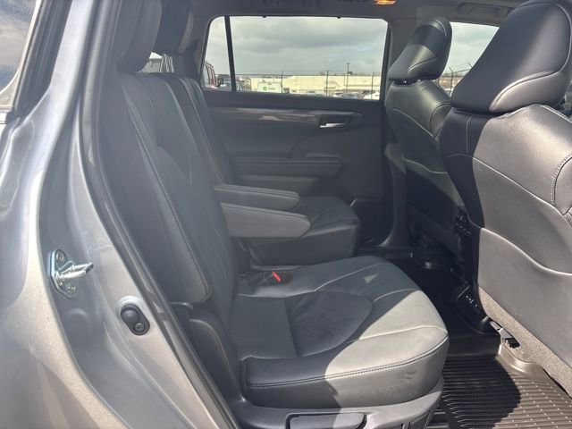 Used 2025 Toyota Highlander Platinum image 10