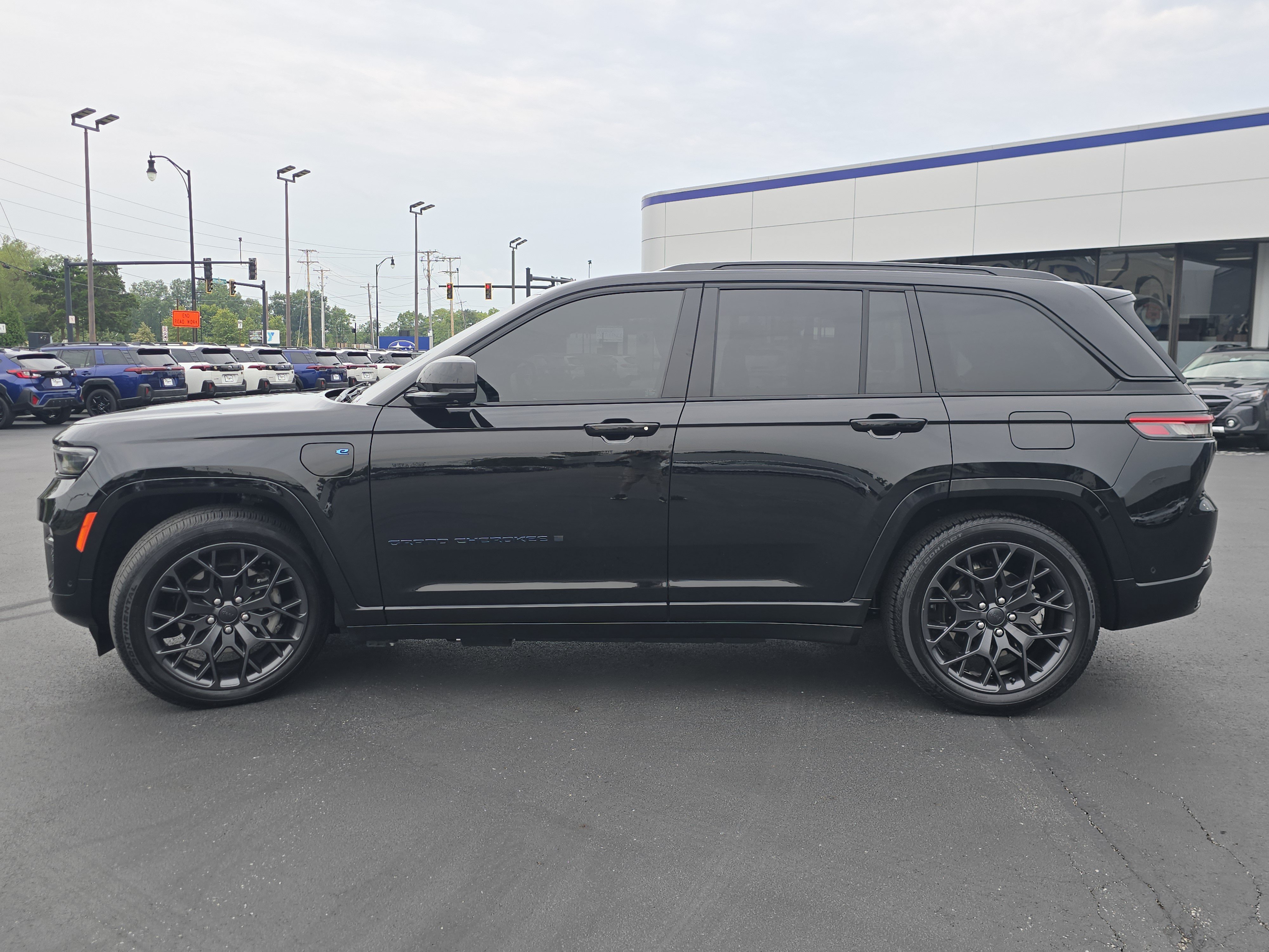 Used 2023 Jeep Grand Cherokee Summit AWD/4WD image 4