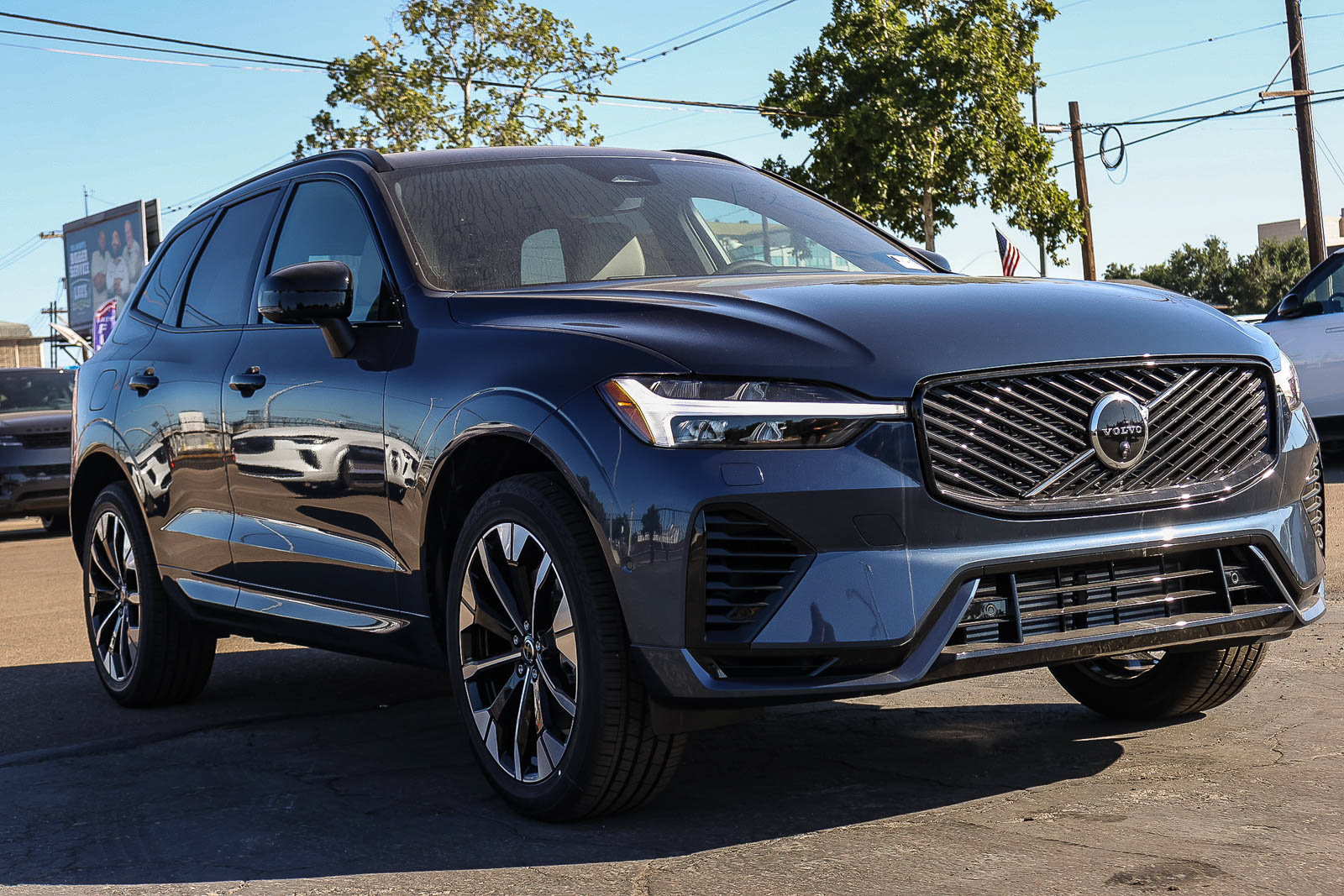 New 2026 Volvo XC60 T8 Plus w/ Climate Package AWD/4WD image 3