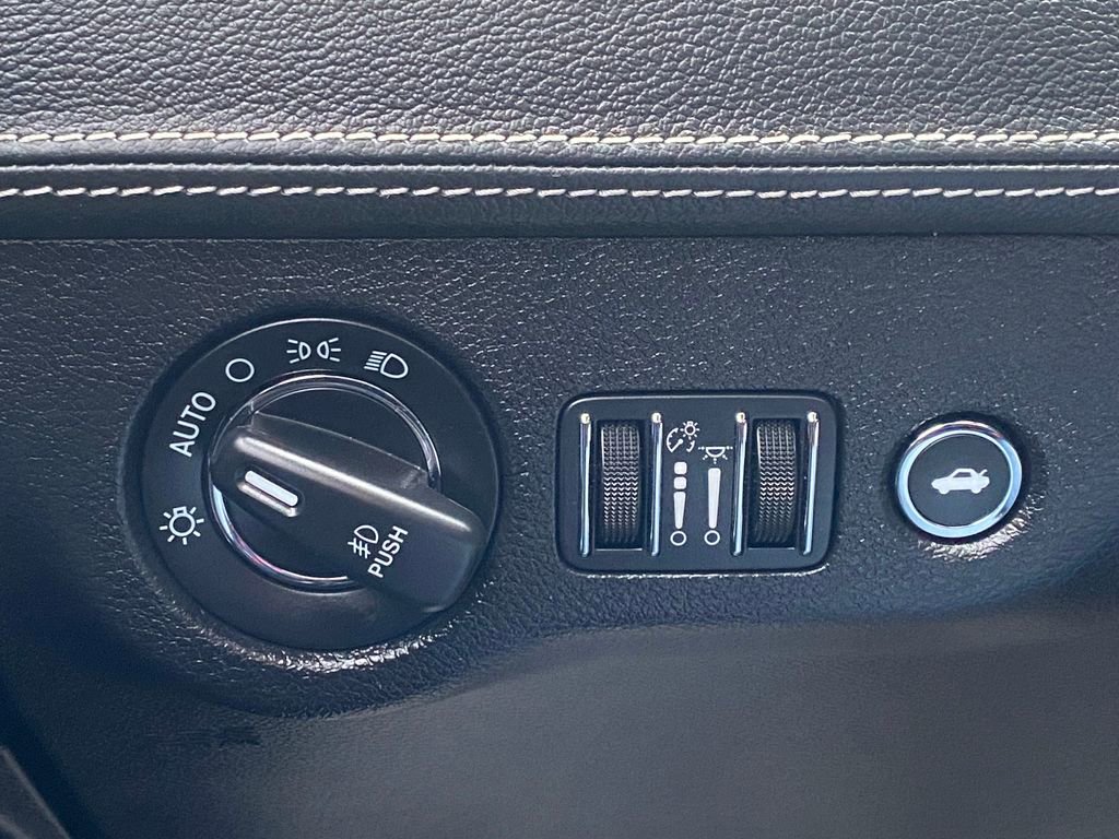 Used 2023 Chrysler 300 C image 31