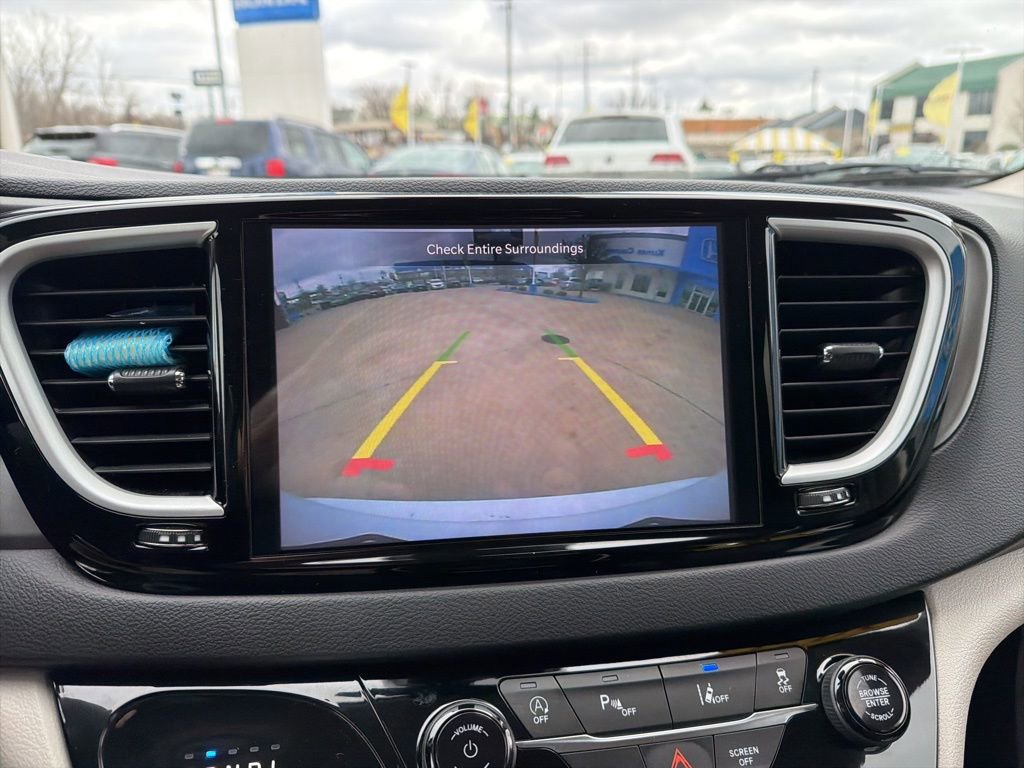 Used 2023 Chrysler Pacifica Touring-L image 32