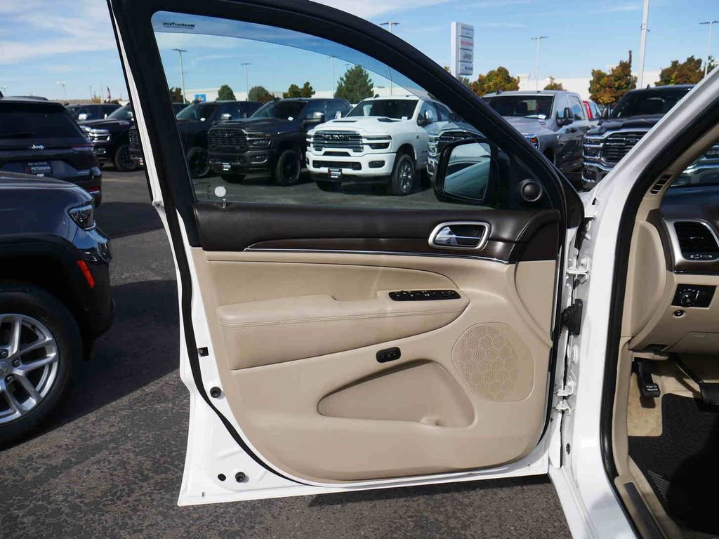 Used 2017 Jeep Grand Cherokee Overland w/ Jeep Active Safety Group image 28