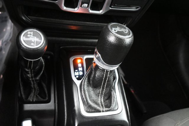 Used 2018 Jeep Wrangler Unlimited Sahara AWD/4WD image 12