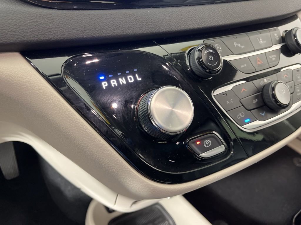 Used 2024 Chrysler Pacifica Touring-L image 33