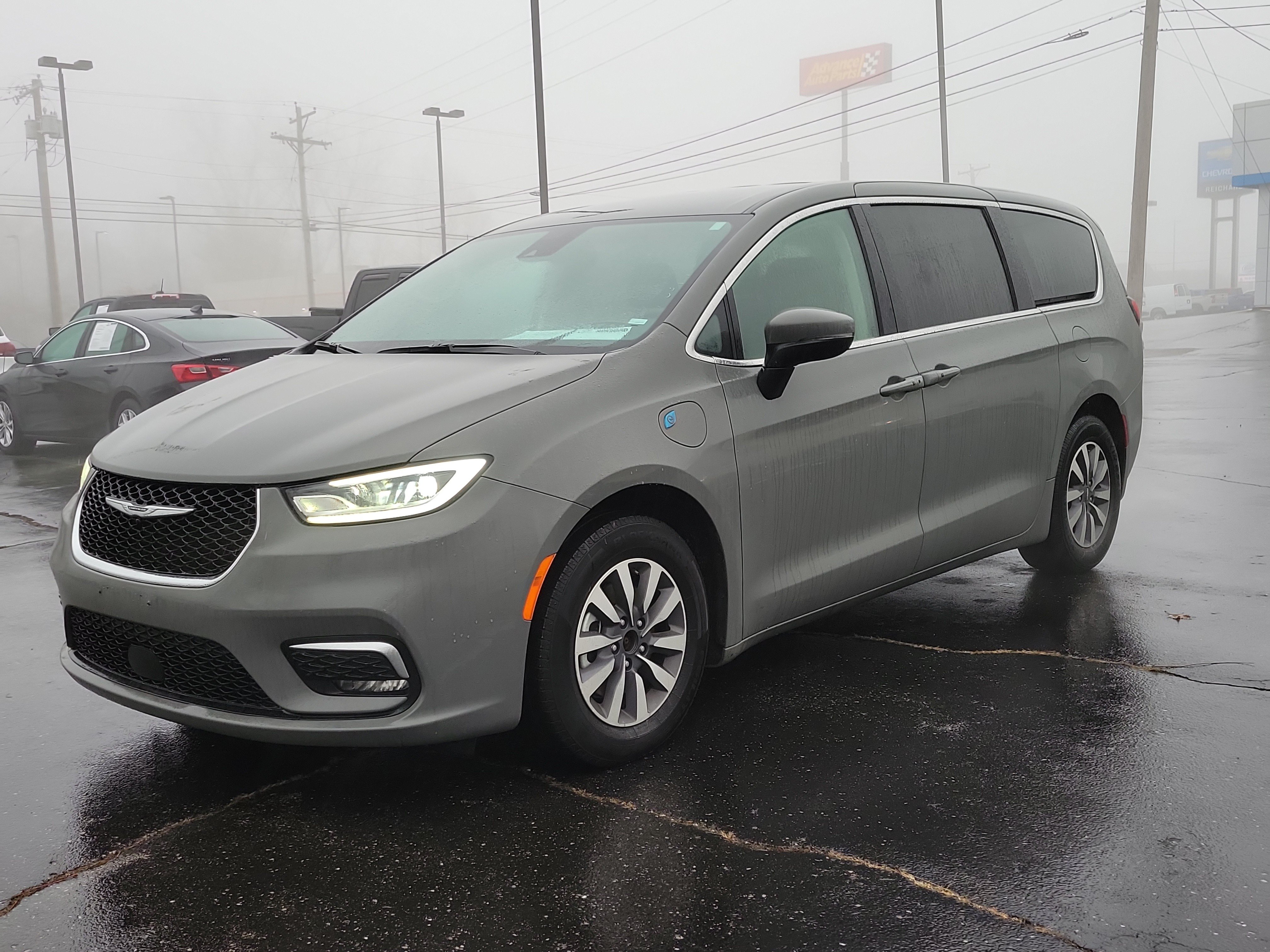 Used 2023 Chrysler Pacifica Touring-L FWD image 2