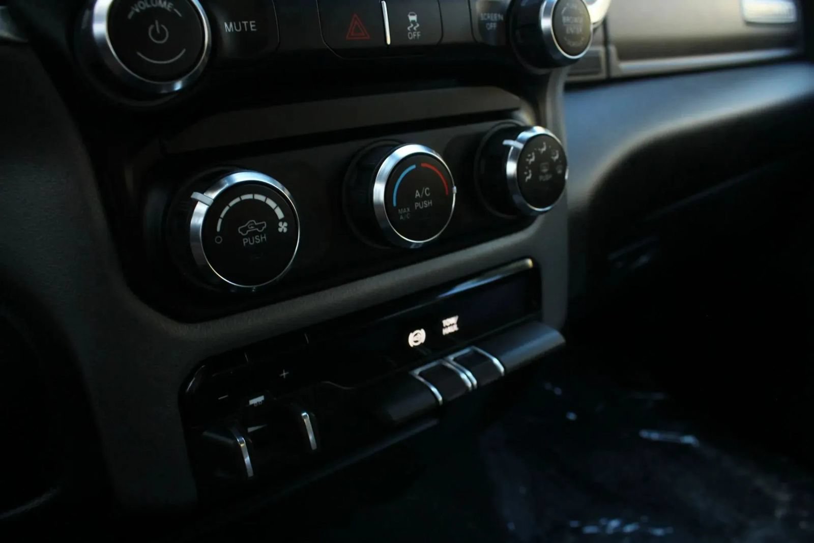 Used 2024 RAM 2500 Big Horn AWD/4WD image 32