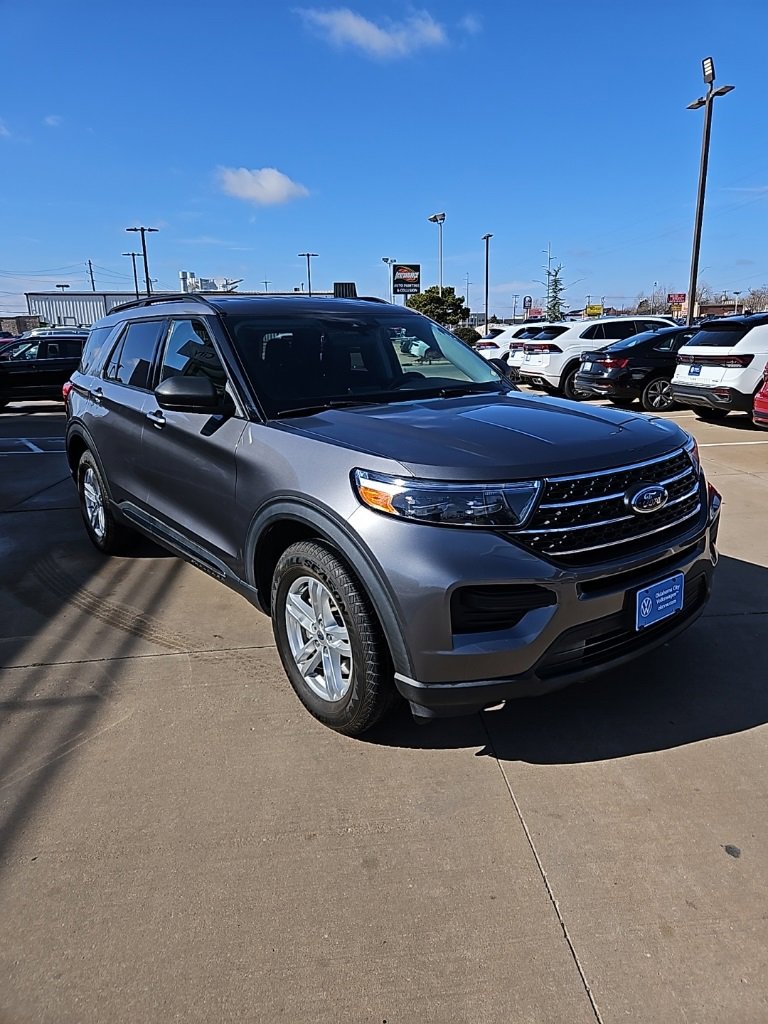 Used 2022 Ford Explorer XLT image 3